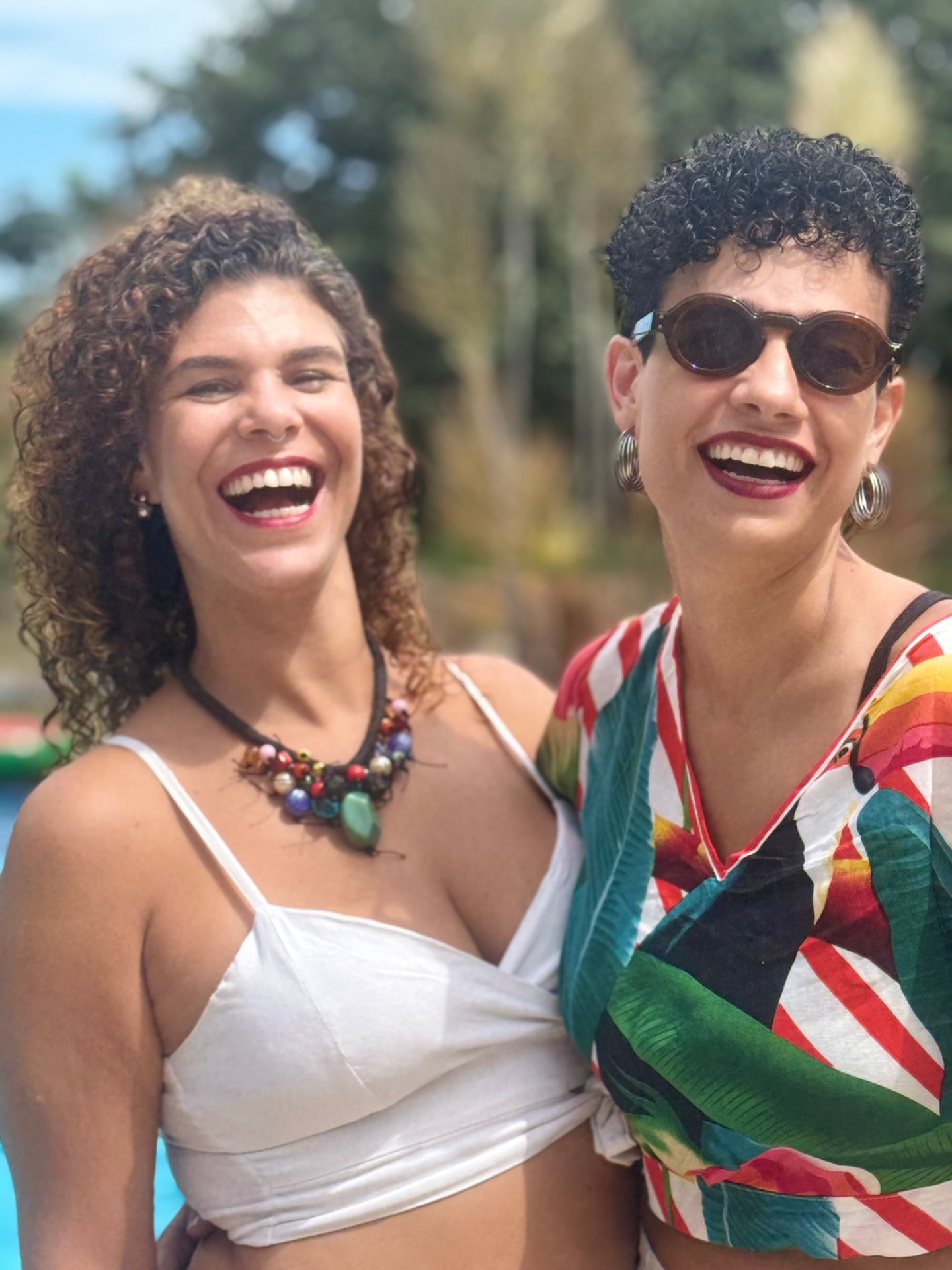 Mariana e Marina, anfitriãs da Sol Maior Guest House, sorrindo à beira da piscina